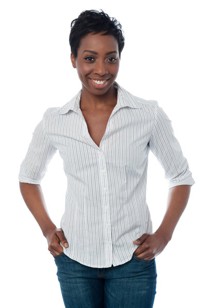 Улыбающаяся леди позирует
