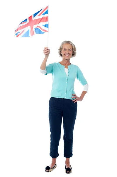 Senior sostenitore del Regno Unito sventola bandiera nazionale — Foto Stock