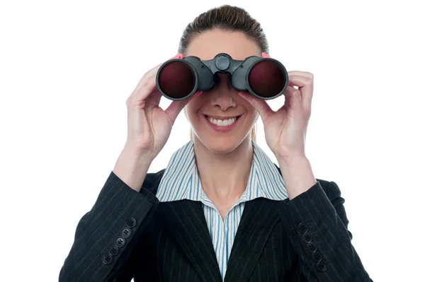 Mujer de negocios mirando a través de binocular —  Fotos de Stock