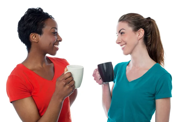 Gelegenheitsfrauen genießen Kaffee — Stockfoto