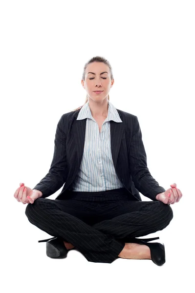 Corporate lady praktisera meditation — Stockfoto