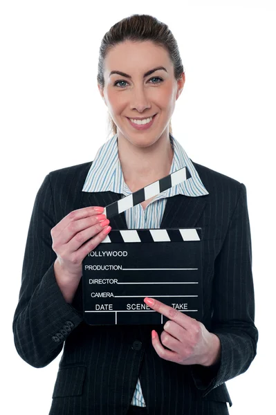 Jolie dame d'affaires avec clapperboard — Photo