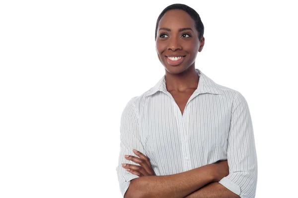 Mujer de negocios africana mirando hacia otro lado — Foto de Stock