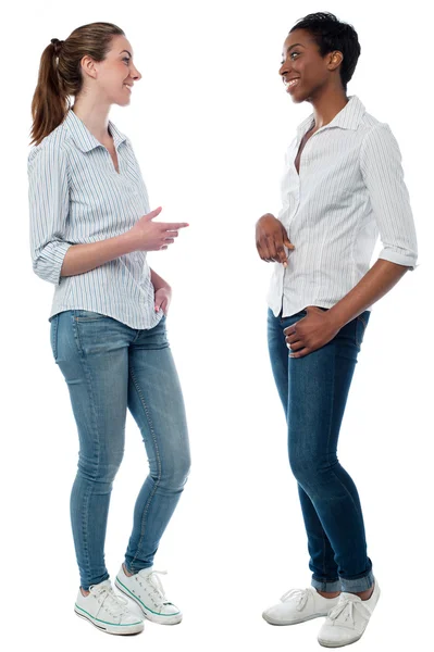 Jeunes femmes branchées qui discutent — Photo