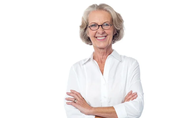 Vieja sonriente, brazos cruzados . — Foto de Stock