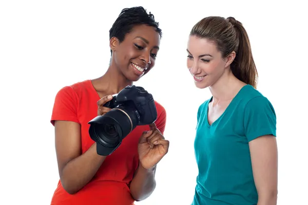 Γυναίκες που βλέπουν εικόνες στη φωτογραφική μηχανή — Φωτογραφία Αρχείου
