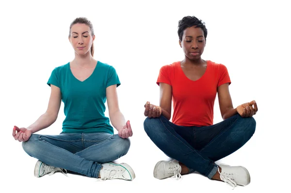 Due belle donne casual meditare — Foto Stock