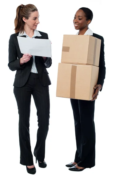 Dos trabajadoras discutiendo detalles de stock — Foto de Stock