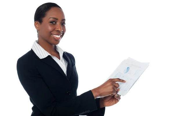 Lady wijzen op fout over het jaarlijks verslag — Stockfoto