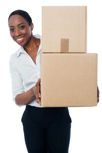 Mujer sosteniendo cajas de cartón — Foto de Stock