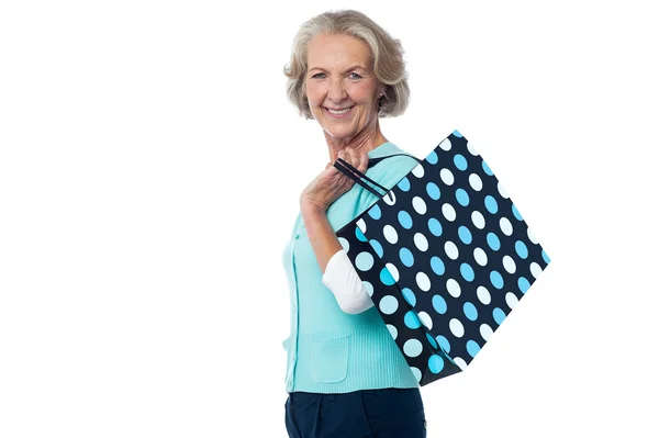 Vieja dama de moda con bolsa de compras — Foto de Stock