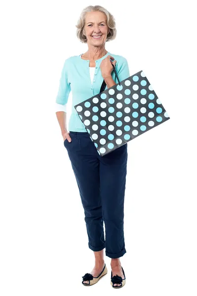 Affascinante signora anziana con shopping bag — Foto Stock