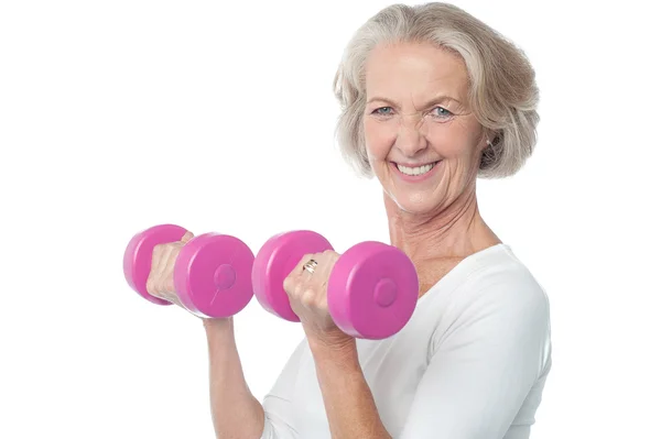 Mujer en forma alegre levantando pesas — Foto de Stock