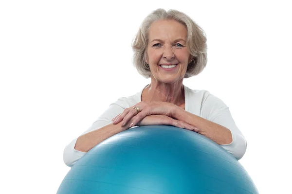 Mujer mayor posando con pelota de ejercicio — Foto de Stock