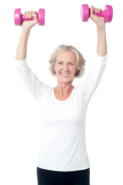 Mujer mayor haciendo ejercicio con pesas — Foto de Stock