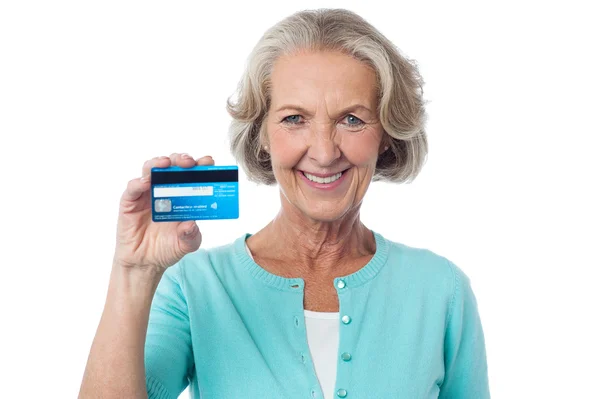 Старшая леди показывает свою кредитную карту — стоковое фото
