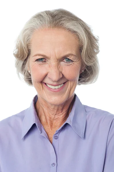 Portrai gülümseyen yaşlı kadının — Stok fotoğraf