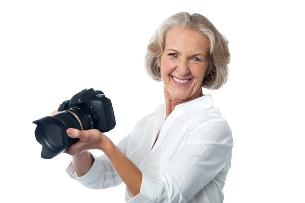 Experienced female photographer with camera — Stock Photo, Image