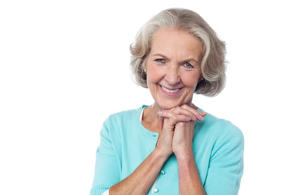 Веселый портрет улыбающейся пожилой женщины — стоковое фото