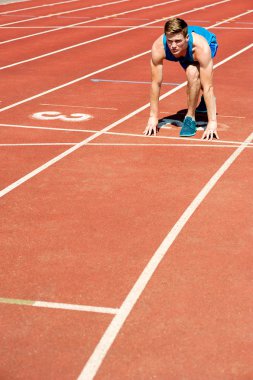 atletik bir adam yolda yarış için hazır.