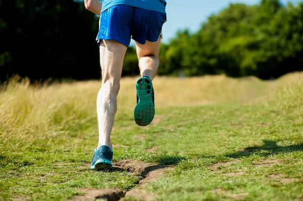 Junger, fitter Mann läuft im Freien — Stockfoto