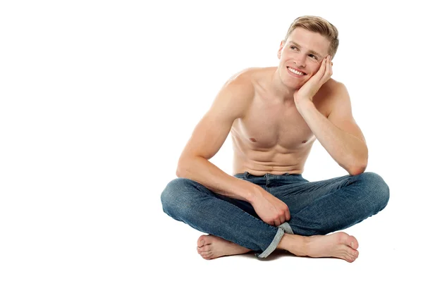Hemdsloser junger Mann, der etwas denkt — Stockfoto