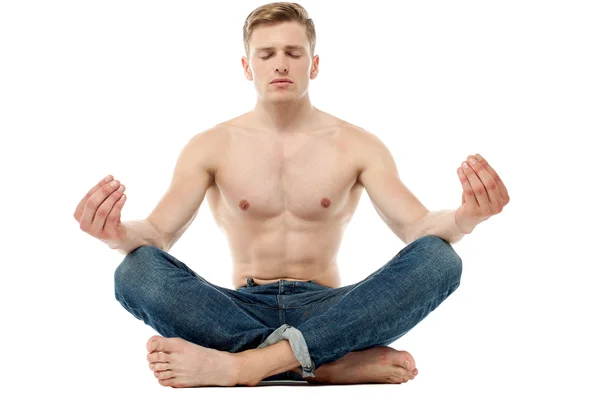 Meditasyon yaparken gömleksiz genç adam — Stok fotoğraf