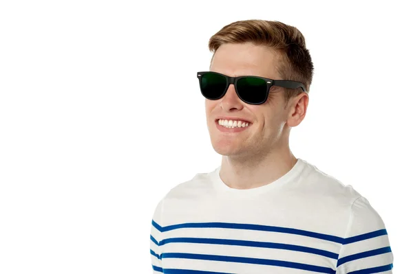 Stylischer junger Mann mit schwarzer Sonnenbrille — Stockfoto