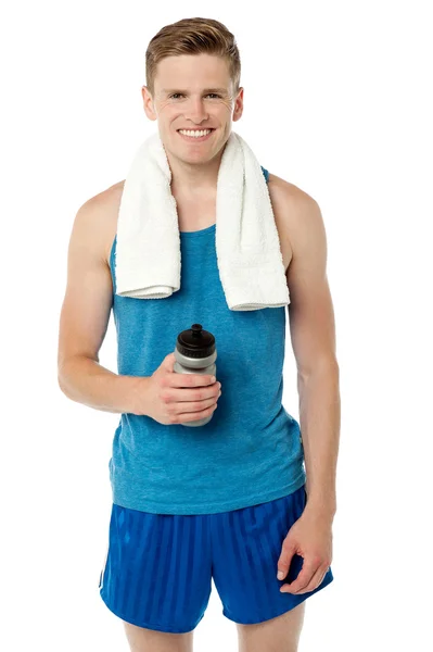 Fitness chico sosteniendo sipper botella — Foto de Stock