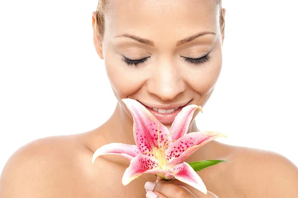 Schoonheid vrouw met een lily bloem — Stockfoto