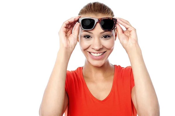 Usměvavá mladá žena s sluneční brýle — Stock fotografie