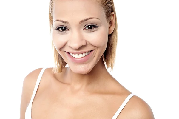Hezká mladá žena s úsměvem vřele — Stock fotografie