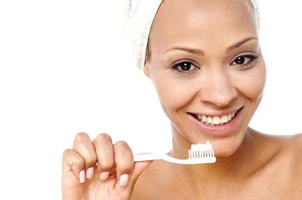 Woman ready to brush her teeth — Stock Photo, Image