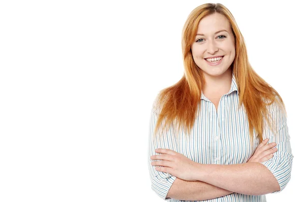 Confiado joven mujer sonriente aislada — Foto de Stock