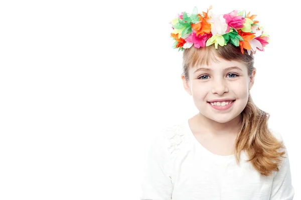 Barnet bär krans av blommor — Stockfoto