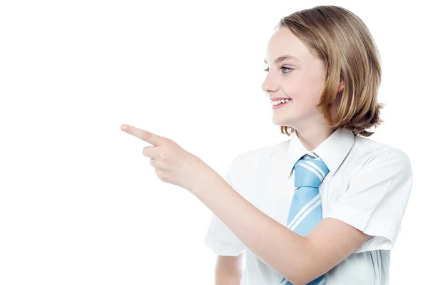 Menina de negócios olhando e apontando para longe — Fotografia de Stock