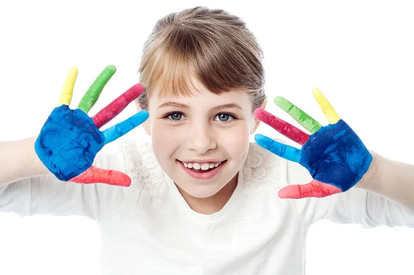 Menina bonita com as mãos pintadas — Fotografia de Stock