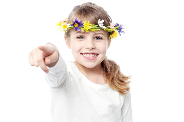 Menina sorridente com coroa de flores — Fotografia de Stock