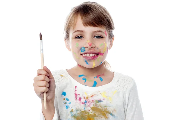 Criança alegre segurando um pincel de pintura — Fotografia de Stock