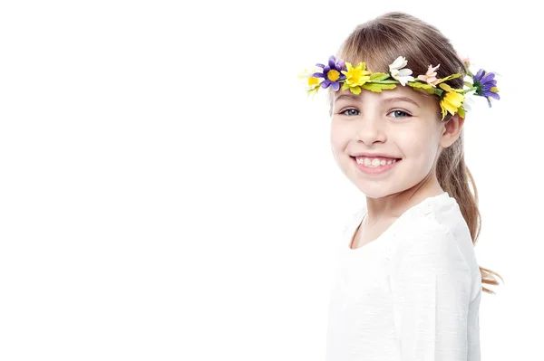 Jeune fille souriante portant une couronne de fleurs — Photo