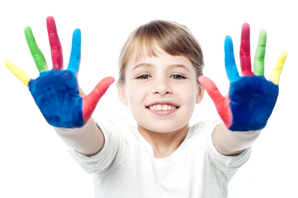 Liten flicka med målade händer — Stockfoto