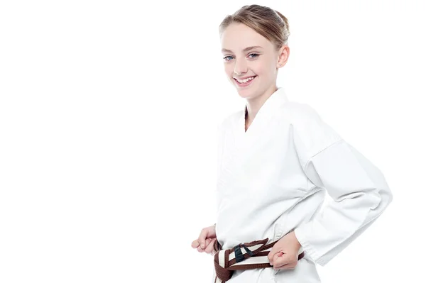 Sonriente chica de karate aislado sobre blanco —  Fotos de Stock