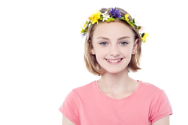 Menina usando flores coroa — Fotografia de Stock