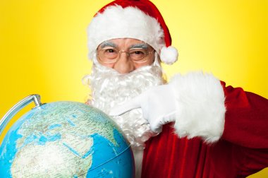 Noel Baba harita işaret gülümseyen.