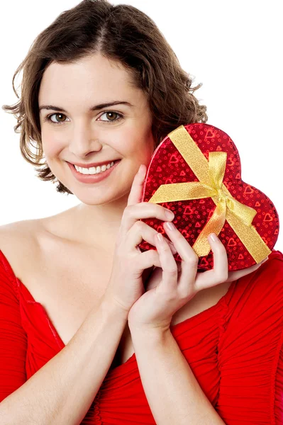 Attraktiv kvinna håller valentine gåva — Stockfoto