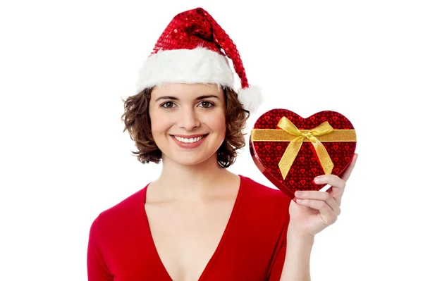 Mujer santa mostrando regalo de Navidad — Foto de Stock