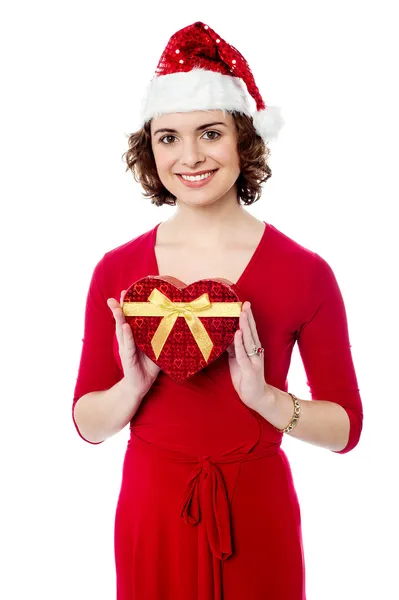 クリスマスの贈り物を持つ魅力的な女性 — ストック写真