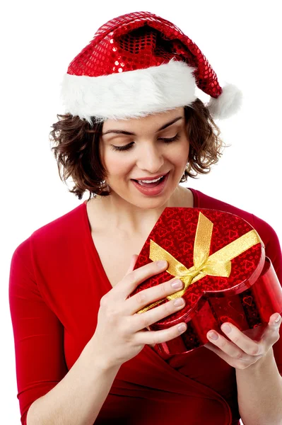 Красивый Санта открывает подарочную коробку — стоковое фото