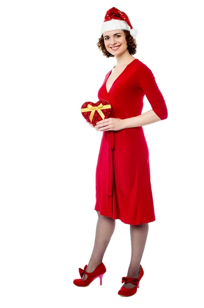 Attractive lady in red attire with xmas gift — Stock Photo, Image