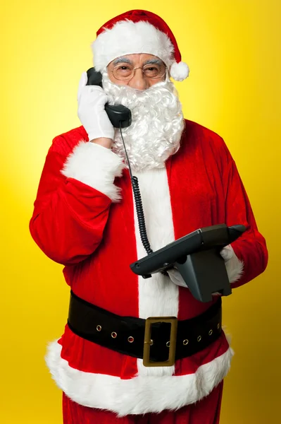 Papai Noel desejando Natal via chamada — Fotografia de Stock